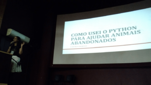 A Annanda Sousa apresentou a palestra "Como usei Python para ajudar animais abandonados".