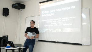 O Mateus Linno apresentou a palestra "Python para segurança da informação".