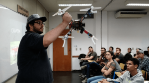 O Cayo César, Estudante do Curso de Engenharia da Computação, Membro da Equipe BLUEBOTS UVABOTS de Projetos de Iniciação Científica do Campus Tijuca, Empresário, apresentou a palestra “Drones da Montagem a Pilotagem” e o Drone construído com partes criadas em impressora 3D.